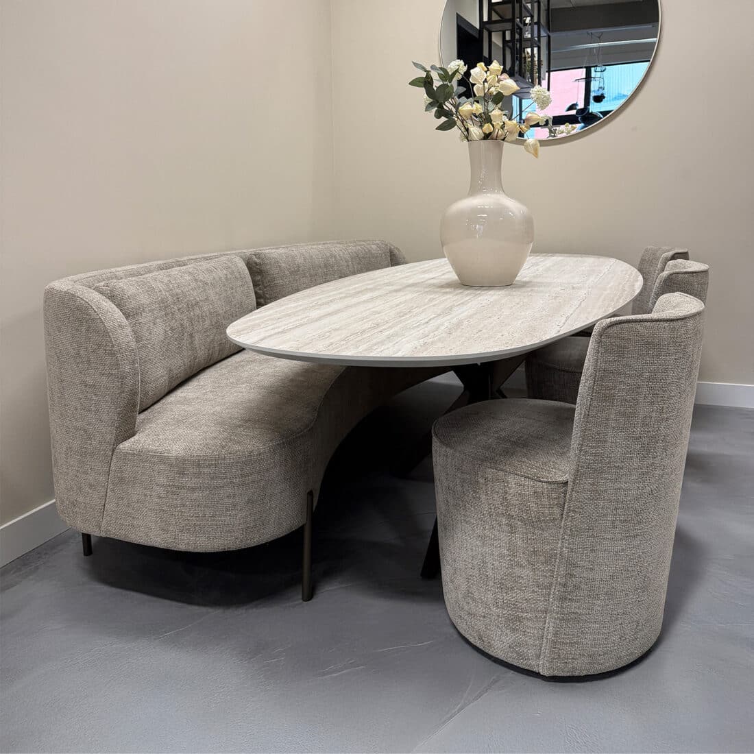 Sfeerfoto eetkamerbank bij eettafel met stoelen